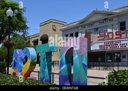 SANTA ANA, KALIFORNIEN - 16. JULI 2025: DTSA-Schild im Plaza de Santa Ana Artist District. Stockfoto