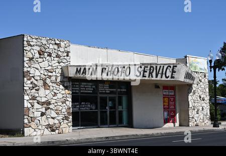 SANTA ANA, KALIFORNIEN - 16. JULI 2025: Der Hauptfotoservice an der 827 South Main Street ist seit über 40 Jahren ein fester Bestandteil der Branche. Stockfoto