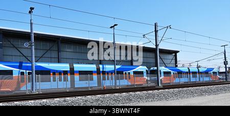 SANTA ANA, KALIFORNIEN - 16. JULI 2025: Mehrere Straßenbahnen in der OC Streetcar Maintenance and Storage Facility an der 5th Street. Stockfoto