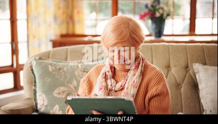 Sehen, online und Seniorinnen mit Tablet, Happy oder Streaming von Filmen im Internet, im Ruhestand und zu Hause. Rentner, Lächeln und ältere Person mit Technik für Stockfoto