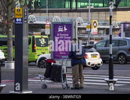 Aktenfoto vom 11/21: Informationsschild am Terminal 3 des Flughafens Heathrow, London, auf dem die Abgabepauschale für Personen angegeben wird, die Reisende mit dem Fahrzeug zum Flughafen transportieren. Elf von 20 britischen Flughäfen, die vom RAC analysiert wurden, haben seit dem letzten Sommer die so genannten "Kiss and fly"-Gebühren erhöht, die normalerweise erhoben werden, wenn ein Passagier so nahe wie möglich an einem Terminal abgesetzt wird. Die Preise wurden in Aberdeen, Belfast International, Bournemouth, East Midlands, Manchester und Stansted eingefroren. Ausgabedatum: Donnerstag, 17. Juli 2025. Stockfoto