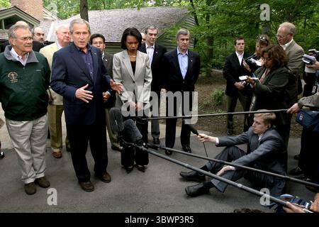 12. Juni 2006, Thurmont, Maryland, USA: US-Präsident George W. Bush spricht am 12. Juni 2006 mit Mitgliedern der Presse über seine Treffen mit Top-Beratern im Camp David, dem Präsidentenrückzug in der Nähe von Thurmont, Maryland. Präsident Bush hielt die Treffen ab, um die US-Militärstrategie im Irak-Krieg neu zu bewerten. Im Bild mit dem Präsidenten, von links nach rechts: US-Verteidigungsminister Donald Rumsfeld, US-Energieminister Samuel Bodman, US-Generalstaatsanwalt Alberto Gonzales, US-Außenminister Condoleezza Rice, US-Handelsminister Carlos Gutierrez und US-Landwirtschaftsminister Mike Stockfoto