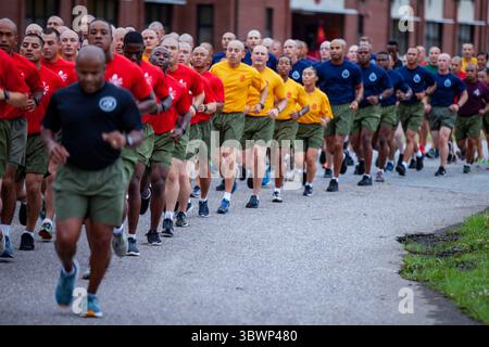 23. Juni 2021 - Parris Island, South Carolina, USA - Studenten der Drill Instructor School nahmen am Motivational Run der classâ an Bord des Marine Corps Recruit Depot Parris Island, S.C. am 23. Juni 2021 Teil. Diese Marines werden am 25. Juni als Bohrlehrer mit der Klasse 3-21 absolvieren. (Bild: © U.S. Marines/ZUMA Press Wire Service/ZUMAPRESS.com) Stockfoto