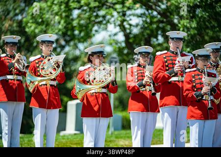 23. Juni 2021 - Arlington, Virginia, USA - Marines der Presidents Own Marine Band helfen, militärische Beerdigungen für den 1. Lieutenant John Warner des US Marine Corps in Abschnitt 4 des Arlington National Cemetery, Arlington, Virginia, 23. Juni 2021 zu organisieren. (Bild: © U.S. Army/ZUMA Press Wire Service/ZUMAPRESS.com) Stockfoto