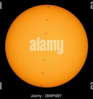 25. Juni 2021 - Erdatmosphäre - dieses zusammengesetzte Bild aus sieben Bildern zeigt die Internationale Raumstation mit einer Besatzung von sieben Personen an Bord in Silhouette, während sie die Sonne mit etwa fünf Meilen pro Sekunde durchquert, Freitag, 25. Juni 2021, aus der Nähe von Nellysford, Va Zum Zeitpunkt des Transits arbeiteten Kimbrough und Pesquet im Freien an der Truss 6 der Station, um das zweite ISS Roll-out Solar Array (iROSA) auf dem Stromkanal 4B zu installieren. (Bild: © Joel Kowsky/NASA/ZUMA Press Wire Service/ZUMAPRESS.com) Stockfoto