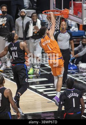 30. Juni 2021, Los Angeles, Kalifornien, USA: Devin Booker #1 der Phoenix Suns stürzt den Ball während Spiel 6 des Endspiels der Western Conference 2021 NBA gegen die Los Angeles Clippers am Mittwoch, 30. Juni 2021 im Staples Center in Los Angeles, Kalifornien. Clippers verlieren gegen Sonnen, 103-130. JAVIER ROJASPI (Bild: © Prensa Internacional Via ZUMA Wire) Stockfoto