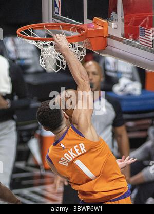 30. Juni 2021, Los Angeles, Kalifornien, USA: Devin Booker #1 der Phoenix Suns stürzt den Ball während Spiel 6 des Endspiels der Western Conference 2021 NBA gegen die Los Angeles Clippers am Mittwoch, 30. Juni 2021 im Staples Center in Los Angeles, Kalifornien. Clippers verlieren gegen Sonnen, 103-130. JAVIER ROJASPI (Bild: © Prensa Internacional Via ZUMA Wire) Stockfoto
