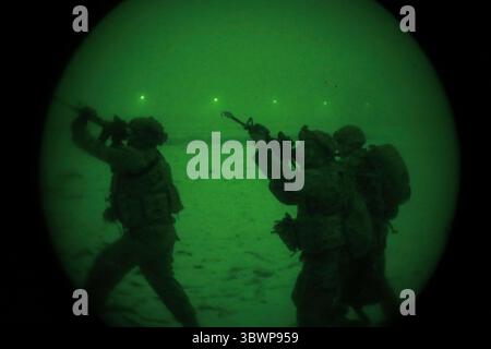 16. Februar 2021 - Hohenfels, Bayern, Deutschland - Soldaten der US-Armee, die dem 1. Bataillon, 4. Infanterieregiment zugewiesen sind, bedecken den hohen Boden, wie durch ein Nachtsichtgerät auf dem Hohenfels-Trainingsgelände, Deutschland, 16. Februar 2021. (Foto: SSG Thomas Stubblefield) (Foto: © U.S. Army/ZUMA Press Wire Service/ZUMAPRESS.com) Stockfoto