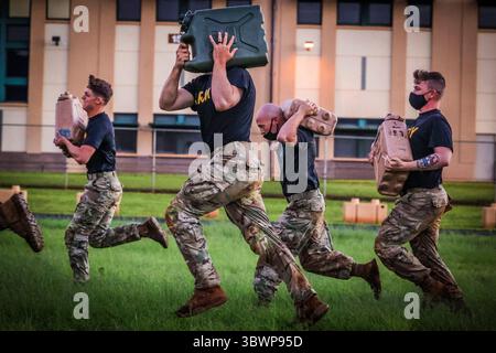 3. März 2021: Die Soldaten der 2. Brigade, 11. Feldartillerie-Regiment, 25. Infanteriedivision, führen einen Surfbrettwettbewerb durch, um ihren Bereitschaftstag in den Schofield Barracks, Hawaii, am 3. März 2021 zu beginnen. Der Surfbrettwettbewerb bestand aus 14 rigorosen Veranstaltungen, um die körperliche und geistige Stärke jedes teilnehmenden Soldaten zu testen. (Foto: SPC. Jessica Scott) (Foto: © U.S. Army/ZUMA Press Wire Service/ZUMAPRESS.com) Stockfoto