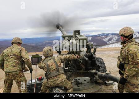 7. Mai 2021 - Eielson Air Force Base, Alaska, USA - Fallschirmjäger, die Bravo Battery zugewiesen sind, 2. Bataillon, 377. Fallschirmfeldartillerie, 4. Infanterie-Brigade Combat Team (Airborne), 25. Infanterie-Division, â-œSpartan-Brigade, Feuer M119 105 mm Haubitzen während des Kampftrainings im Yukon Training, Alaska, 7. Mai 2021. Die Spartan Brigade ist das einzige in der Luft getragene Infanterie-Brigade-Kampfteam im Arktis- und Pazifik-Theater und bietet dem Kombattanten die einzigartige Fähigkeit, eine Expeditionstruppe auf dem Luftweg zu projizieren. (Bild: © U.S. Army/ZUMA Press Wire Service/ZUMAPR Stockfoto