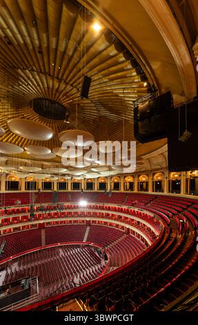 London, Großbritannien - 9. Juni 2025: Innenraum der Royal Albert Hall in London. Stockfoto
