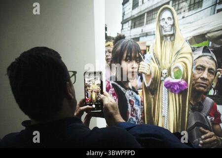 Nicht exklusiv: Eine Person nimmt an einer Führung während der Eröffnungsausstellung „Tenochtitlán“ des mexikanischen Fotografen Pablo Ortiz Monasterio im Museo Arch Teil Stockfoto