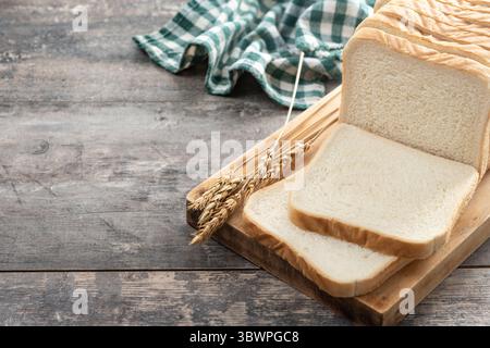 In Scheiben von Weißbrot auf Holztisch Stockfoto