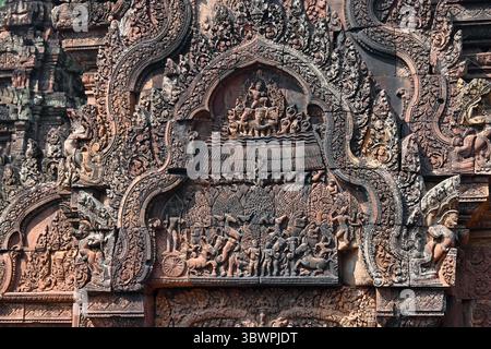 Nahaufnahme komplizierter Steinschnitzereien mit mythologischen Szenen an einer Khmer-Tempelfassade in Kambodscha. Stockfoto
