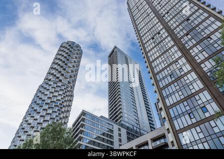 Moderne Glashochhäuser und Hochhausapartments Stockfoto
