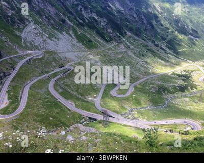 Luftaufnahme der gewundenen Transfagarasan-Straße in Rumänien mit scharfen Kurven und steilem alpinen Gelände in den Karpaten. Stockfoto
