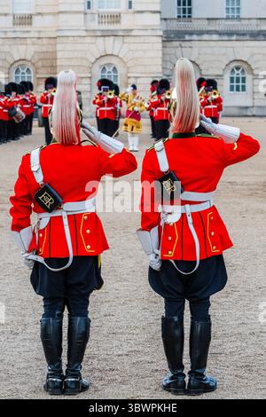 London, Großbritannien. Juli 2025. The Muster, A Moment of Remembrance, beobachtet von Mitgliedern von Lord Strathcona's Horse aus Kanada, die zeitweilig die Kings Mounted Guard – „Heroes“ sind, Eine Military Musical Spectacular on Horse Guards Parade mit den Massed Bands der Household Division, der Band of the Household Cavalry, dem String Orchestra der Duchess of Edinburgh, der Household Division Contemporary Band, den Pipes and Drums und der Army Kadettenartillery Royal Horse Force. Guy Bell/Alamy Live News Stockfoto