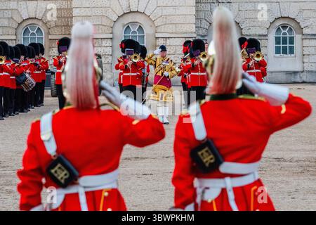 London, Großbritannien. Juli 2025. The Muster, A Moment of Remembrance, beobachtet von Mitgliedern von Lord Strathcona's Horse aus Kanada, die zeitweilig die Kings Mounted Guard – „Heroes“ sind, Eine Military Musical Spectacular on Horse Guards Parade mit den Massed Bands der Household Division, der Band of the Household Cavalry, dem String Orchestra der Duchess of Edinburgh, der Household Division Contemporary Band, den Pipes and Drums und der Army Kadettenartillery Royal Horse Force. Guy Bell/Alamy Live News Stockfoto