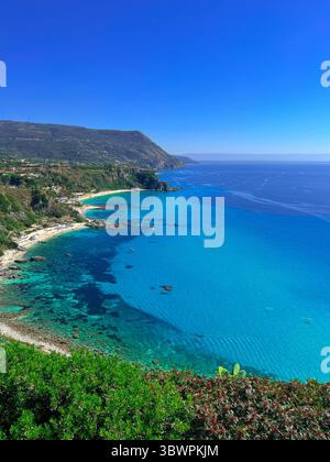Atemberaubende Aussicht auf die Küste von Capo Vaticano mit klarem, blauem Meer und üppigen grünen Hügeln in der Nähe von Ricadi, Kalabrien, Italien. Stockfoto