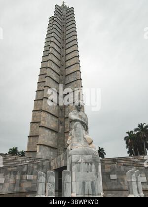 José-Martí-Denkmal in Havanna, Kuba – ein hoher Steinturm und eine Statue zu Ehren des kubanischen Nationalhelden an der Plaza de la Revolución. Stockfoto