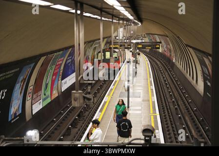 Zug der Northern Line in Richtung Norden, Ankunft an der U-Bahn-Station Clapham North in London, Großbritannien. Umstrittene Anordnung der zentralen Plattform. Stockfoto