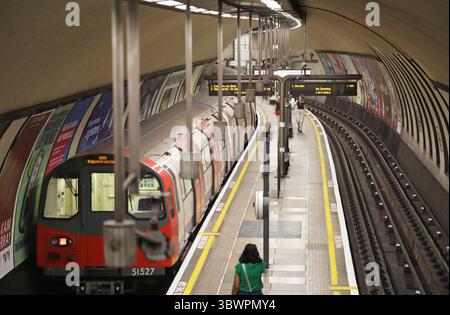 Zug der Northern Line in Richtung Norden, Ankunft an der U-Bahn-Station Clapham North in London, Großbritannien. Umstrittene Anordnung der zentralen Plattform. Stockfoto