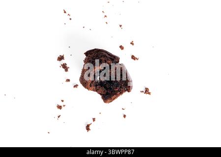 Schokoladen-Cupcakes mit Kirschmarmelade isoliert auf weißem Hintergrund. Schokoladenmuffin. Hochwertige Fotos Stockfoto