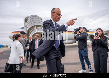 London, Großbritannien. Juli 2025. Bundeskanzler Friedrich Merz (CDU, M) verlässt am Flughafen London ein Flugzeug der Luftwaffe. Während seines Besuchs soll ein neuer freundschaftsvertrag unterzeichnet werden, der die Beziehungen zwischen Deutschland und Großbritannien auf eine neue Grundlage stellen wird. Quelle: Michael Kappeler/dpa/Alamy Live News Stockfoto