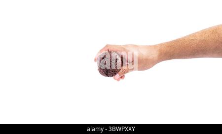 Schokoladen-Cupcakes mit Kirschmarmelade isoliert auf weißem Hintergrund. Schokoladenmuffin in der Hand. Stockfoto