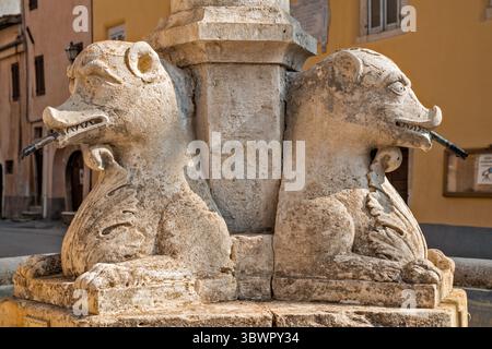 Statuen am Brunnen an der Piazza Angelantonio Cesqui, Dorf Abeto, nach dem Erdbeben 2016 evakuiert und unbewohnt, in der Nähe von Norcia, Umbrien, Italien Stockfoto