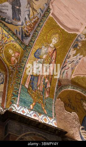 Türkei: Heiliges Mosaik, Äußerer Narthex (Eingangshalle), Kirche des Heiligen Erlösers in Chora (Kariye-Moschee), ursprünglich eine orthodoxe christliche Kirche in Istanbul. Die Kirche Chora wurde ursprünglich Anfang des 4. Jahrhunderts erbaut und stand außerhalb der Stadtmauern von Konstantinopel. Die wunderschönen Mosaiken und Fresken stammen aus dem frühen 14. Jahrhundert und wurden von dem mächtigen byzantinischen griechischen Staatsmann Theodore Metochites geschaffen. Stockfoto