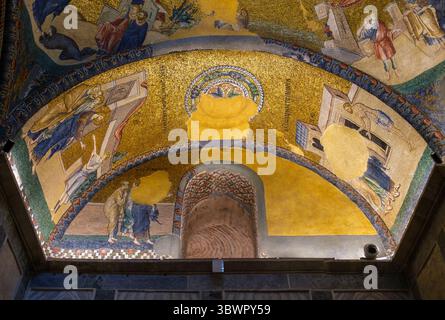 Türkei: „Christ Healing a Young man with a weled Hand“ (links) und „Christ Healing a Leper“ (rechts) Mosaike, Inner Narthex, Church of the Holy Retter in Chora (Kariye-Moschee), ursprünglich eine orthodoxe christliche Kirche, Istanbul. Die Kirche Chora wurde ursprünglich Anfang des 4. Jahrhunderts erbaut und stand außerhalb der Stadtmauern von Konstantinopel. Die wunderschönen Mosaiken und Fresken stammen aus dem frühen 14. Jahrhundert und wurden von dem mächtigen byzantinischen griechischen Staatsmann Theodore Metochites geschaffen. Stockfoto
