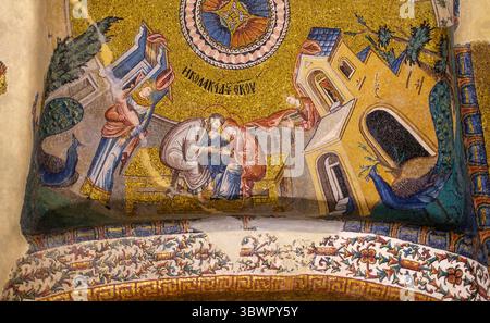 Türkei: Mosaik der Jungfrau, die von ihren Eltern gestreichelt wurde, Inneres Narthex, Kirche des Heiligen Erlösers in Chora (Kariye-Moschee), ursprünglich eine orthodoxe christliche Kirche in Istanbul. Die Kirche Chora wurde ursprünglich Anfang des 4. Jahrhunderts erbaut und stand außerhalb der Stadtmauern von Konstantinopel. Die wunderschönen Mosaiken und Fresken stammen aus dem frühen 14. Jahrhundert und wurden von dem mächtigen byzantinischen griechischen Staatsmann Theodore Metochites geschaffen. Stockfoto