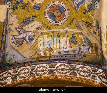 Türkei: Mosaik der Jungfrau, die von den Priestern gesegnet wird, Inneres Narthex, Kirche des Heiligen Erlösers in Chora (Kariye-Moschee), ursprünglich eine orthodoxe christliche Kirche, Istanbul. Die Kirche Chora wurde ursprünglich Anfang des 4. Jahrhunderts erbaut und stand außerhalb der Stadtmauern von Konstantinopel. Die wunderschönen Mosaiken und Fresken stammen aus dem frühen 14. Jahrhundert und wurden von dem mächtigen byzantinischen griechischen Staatsmann Theodore Metochites geschaffen. Stockfoto