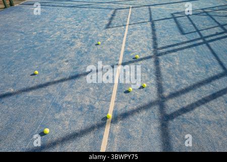 Drone-Blick auf einen blauen Padel-Hof mit gelben Kugeln Stockfoto