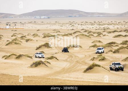 Wüstensafari in der Wüste vor Doha, Gruppe von Touristen machen eine Safari mit einem Geländewagen in den Wüstendünen Stockfoto