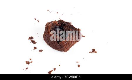 Schokoladen-Cupcakes mit Kirschmarmelade isoliert auf weißem Hintergrund. Schokoladenmuffin. Stockfoto