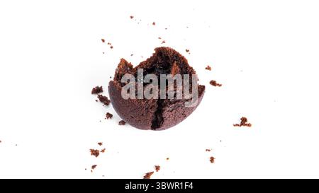 Schokoladen-Cupcakes mit Kirschmarmelade isoliert auf weißem Hintergrund. Schokoladenmuffin. Stockfoto