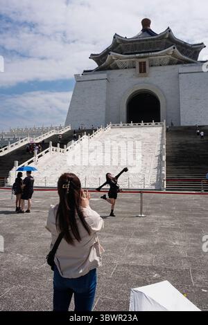 Ein Tourist posiert für ein Foto am Chaing Kai-shek Memorial, Liberty Square, Taipeh, Taiwan Stockfoto
