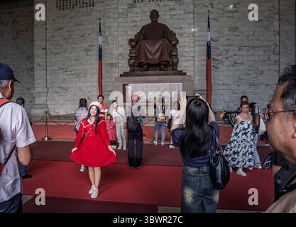 Eine hübsche junge Frau posiert für ein Foto in einem roten Kleid im Chaing Kai-shek Memorial, Taipeh, Taiwan Stockfoto