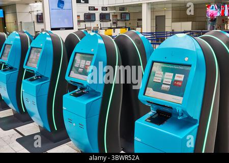 Reihe von Check-in-Automaten für einen effizienten Passagierservice am Terminal Stockfoto