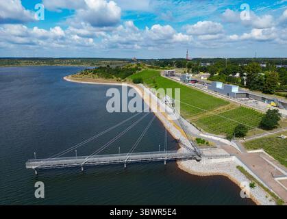 11. Juli 2025, Brandenburg, Großräschen: Der Pier und die Weinberge sind am Ufer des Großräschensees zu sehen (Luftaufnahme mit einer Drohne). Der Großräschensee entstand aus einem ehemaligen Braunkohlebergwerk und ist heute Teil des Lausitzer Seenlandes. Das Wetter in Berlin und Brandenburg bleibt wechselhaft und teilweise nass. Nach Angaben des Deutschen Wetterdienstes (DWD) ziehen sich im Laufe des Tages immer wieder Schauen und einsame Gewitter durch die Region. Foto: Patrick Pleul/dpa Stockfoto