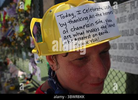 4. Juli 2021, Surfside, Florida, USA: Gedenkstätte für die Opfer des Zusammenbruchs der Wohnung am 24. Juni. ALISON KAIRUZ, die Residentin von Hialeah, nimmt sich einen Moment der Stille für die Opfer und Helfer, bevor sie ihr handgemachtes Schild an den Zaun heftet, um Familien und Freunde zu unterstützen, die ihre Lieben verloren haben, am Sonntag, den 4. Juli 2021 in Surfside. Auf ihrem Schild zum 4. Juli steht: „Heute feiere ich die USA, indem ich allen Helden auf Champlain danke. Du bist es, was das Land zum größten auf Erden macht. VIELEN DANK!“ (Foto: © Carl Juste/Miami Herald/TNS via ZUMA Press Wire) Stockfoto