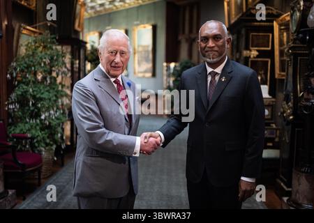 König Karl III. Hält eine Audienz mit dem Präsidenten der Malediven Mohamed Muizzu in Windsor Castle, Berkshire. Bilddatum: Donnerstag, 17. Juli 2025. Stockfoto