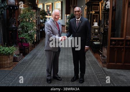 König Karl III. Hält eine Audienz mit dem Präsidenten der Malediven Mohamed Muizzu in Windsor Castle, Berkshire. Bilddatum: Donnerstag, 17. Juli 2025. Stockfoto