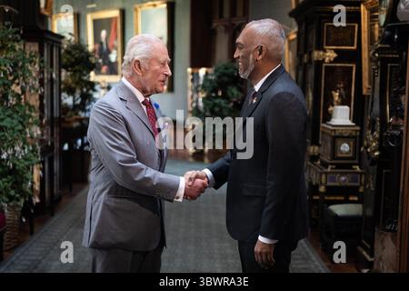 König Karl III. Hält eine Audienz mit dem Präsidenten der Malediven Mohamed Muizzu in Windsor Castle, Berkshire. Bilddatum: Donnerstag, 17. Juli 2025. Stockfoto