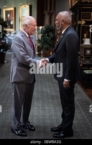 König Karl III. Hält eine Audienz mit dem Präsidenten der Malediven Mohamed Muizzu in Windsor Castle, Berkshire. Bilddatum: Donnerstag, 17. Juli 2025. Stockfoto