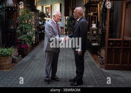 König Karl III. Hält eine Audienz mit dem Präsidenten der Malediven Mohamed Muizzu in Windsor Castle, Berkshire. Bilddatum: Donnerstag, 17. Juli 2025. Stockfoto
