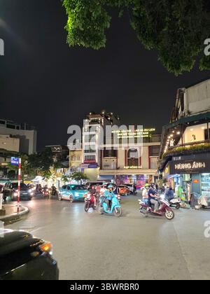 Hanoi, Vietnam - 10. Oktober 2024: Hinterstraße der Altstadt von Hanoi, Vietnam. Stockfoto