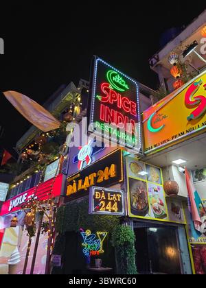 Hanoi, Vietnam - 10. Oktober 2024: Hinterstraße der Altstadt von Hanoi, Vietnam. Stockfoto